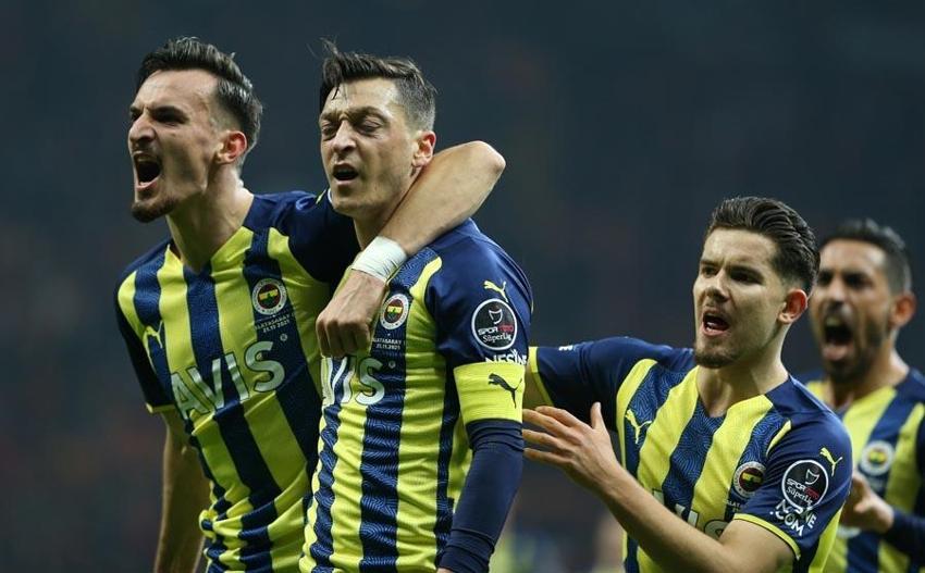 Ümit Karan önce Mesut Özil'i hedef aldı sonra Fatih Terim'in kadrosuna şaşırdı! 'Onu 11'de görünce... 50 bin taraftara yazık oldu'