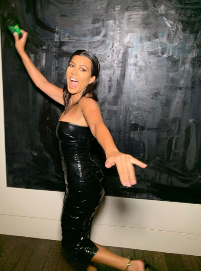 Hamile olduğu iddia edilen Kourtney Kardashian'dan fotoğraflı yanıt!