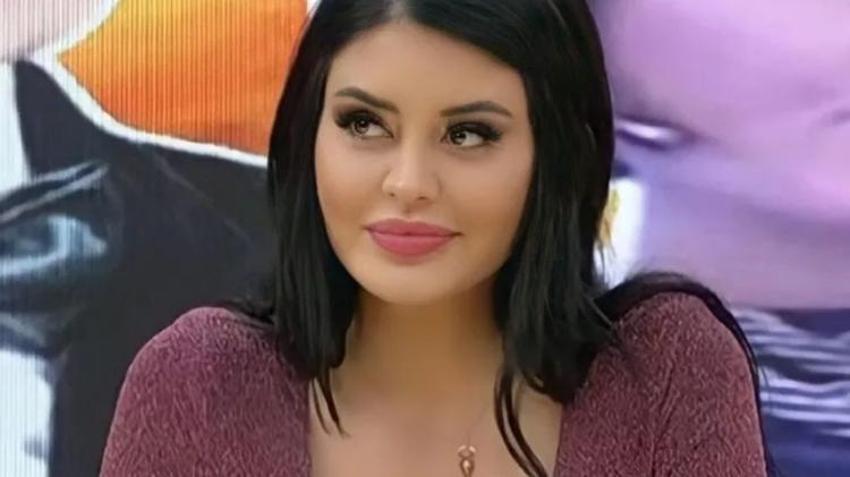 Ebru Polat, dekolteli kostümüyle sosyal medyayı salladı!