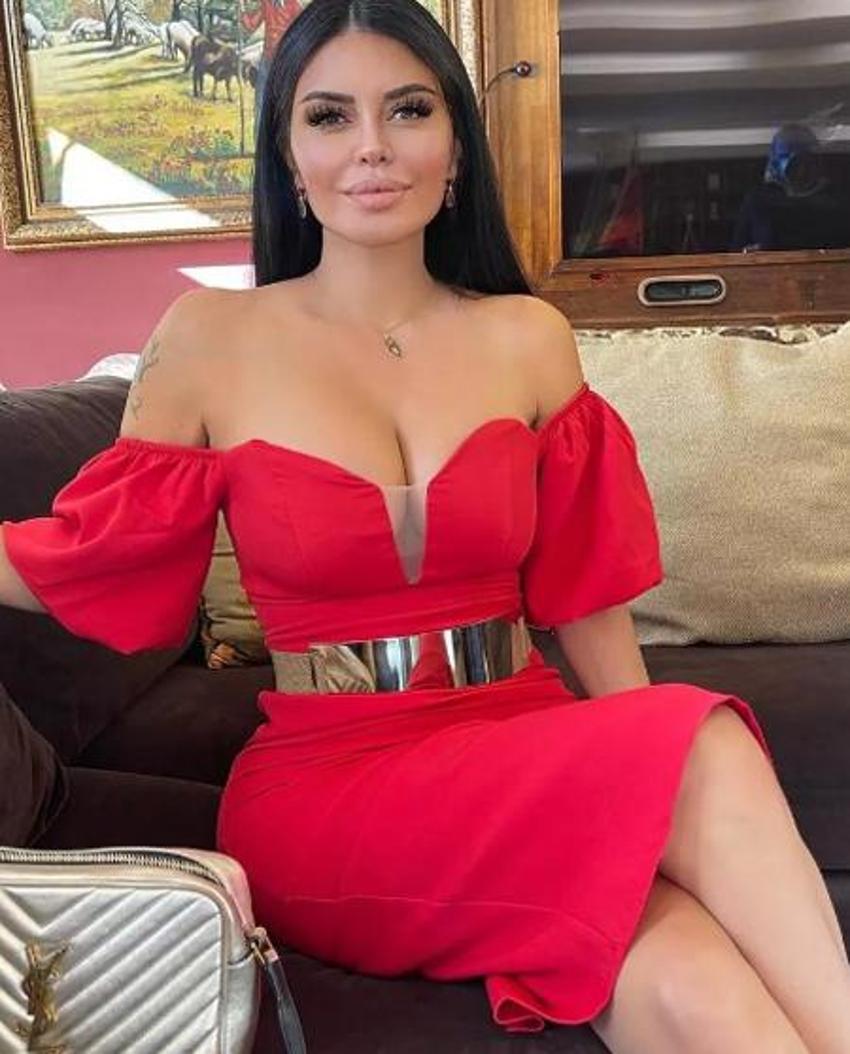 Ebru Polat, dekolteli kostümüyle sosyal medyayı salladı!