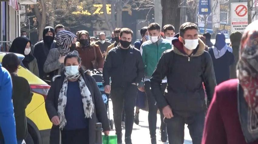 Hafta içi hafta sonu sokağa çıkma yasaklarıyla ilgili son dakika açıklaması! Bakan duyurdu...