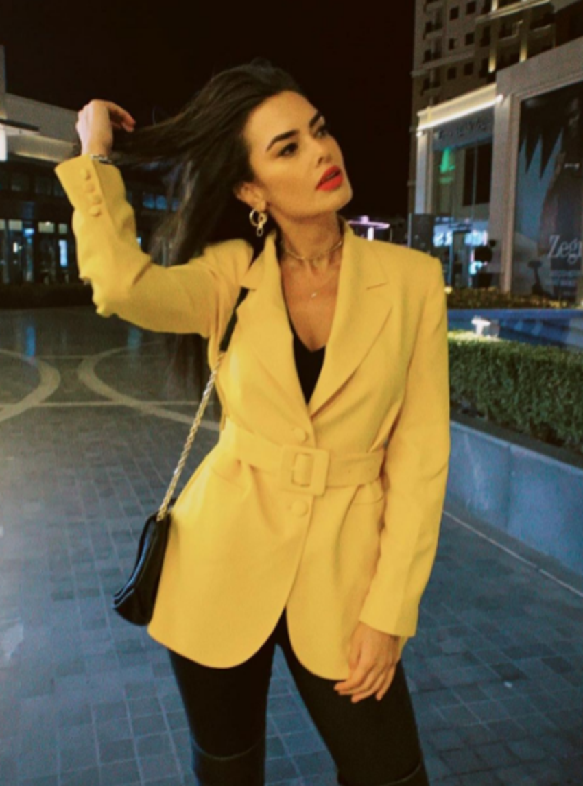 O Ses Türkiye'nin sunucusu Saadet Özsırkıntı göğüs dekolteli tulumuyla olay oldu!