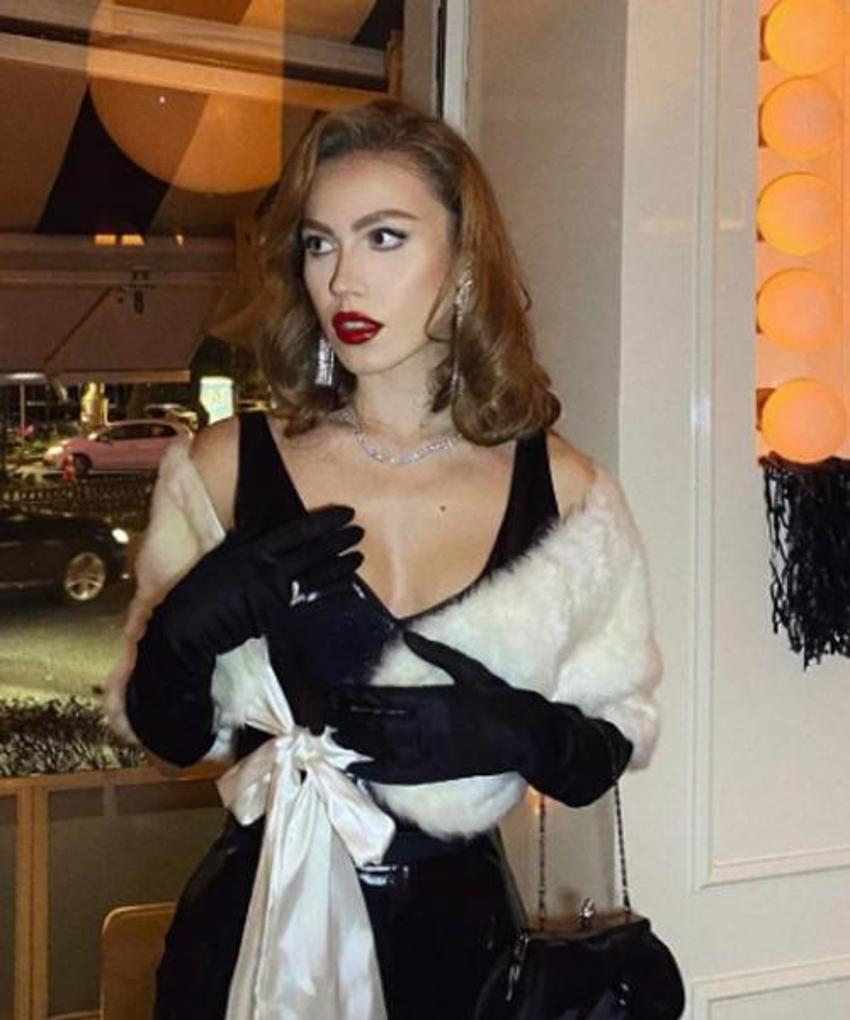 Fenomen Duygu Özaslan dekolteli pozuyla beğeni topladı!
