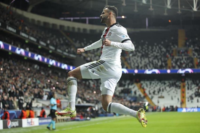 Haller Haaland'ın rekorunu kırdı tribünler Sergen Yalçın diye tezahürat yaptı! Beşiktaş Ajax'a kaybetti Larin ve Alex Teixeira sosyal medyayı ayağa kaldırdı