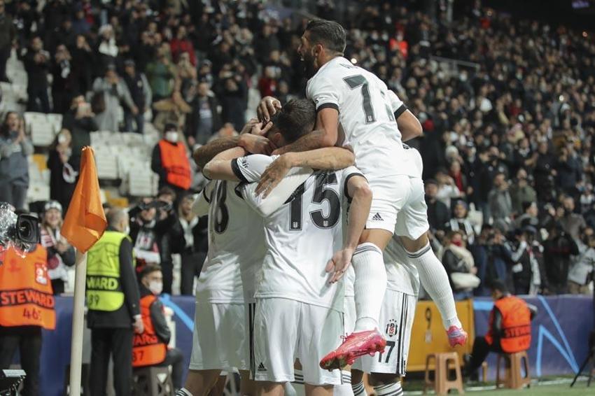 Haller Haaland'ın rekorunu kırdı tribünler Sergen Yalçın diye tezahürat yaptı! Beşiktaş Ajax'a kaybetti Larin ve Alex Teixeira sosyal medyayı ayağa kaldırdı