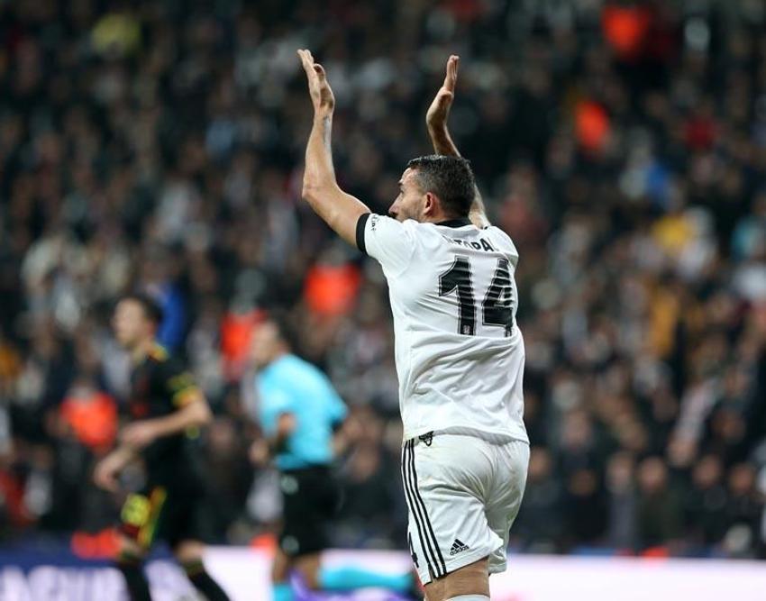 Haller Haaland'ın rekorunu kırdı tribünler Sergen Yalçın diye tezahürat yaptı! Beşiktaş Ajax'a kaybetti Larin ve Alex Teixeira sosyal medyayı ayağa kaldırdı