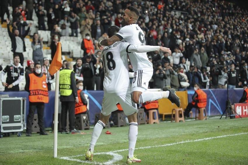 Haller Haaland'ın rekorunu kırdı tribünler Sergen Yalçın diye tezahürat yaptı! Beşiktaş Ajax'a kaybetti Larin ve Alex Teixeira sosyal medyayı ayağa kaldırdı