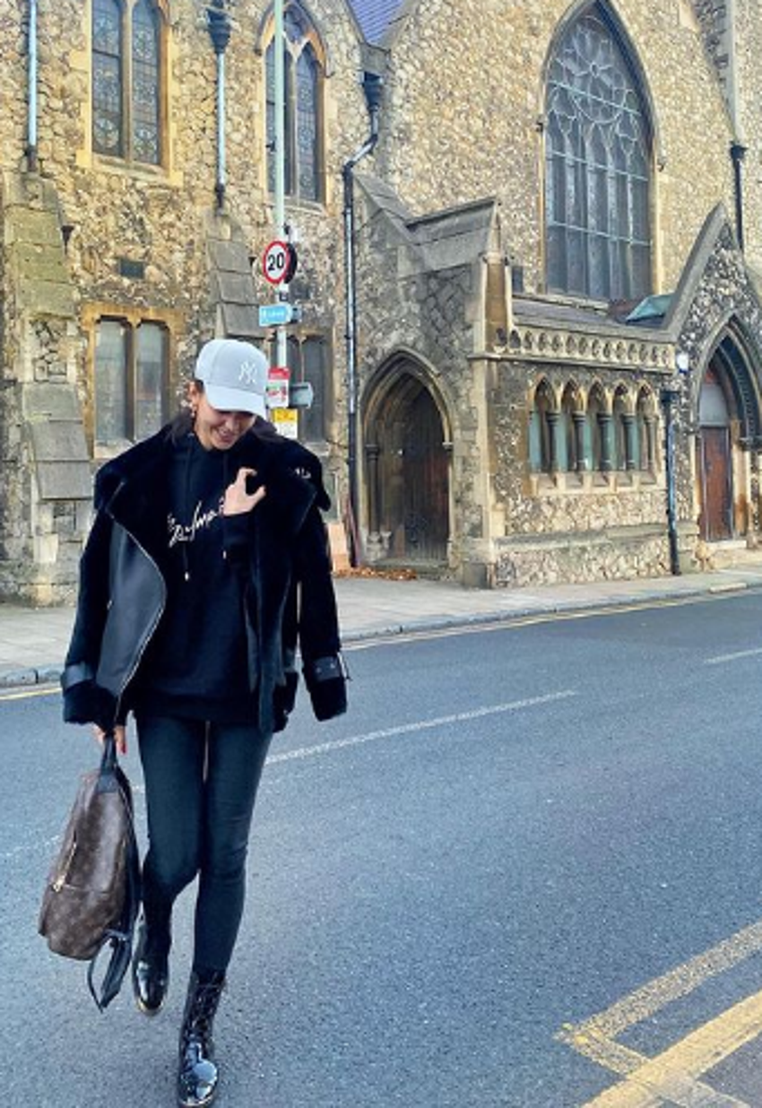 Tuvana Türkay'ın Londra pozu dikkat çekti!