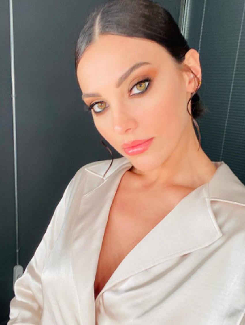 Tuvana Türkay'ın Londra pozu dikkat çekti!