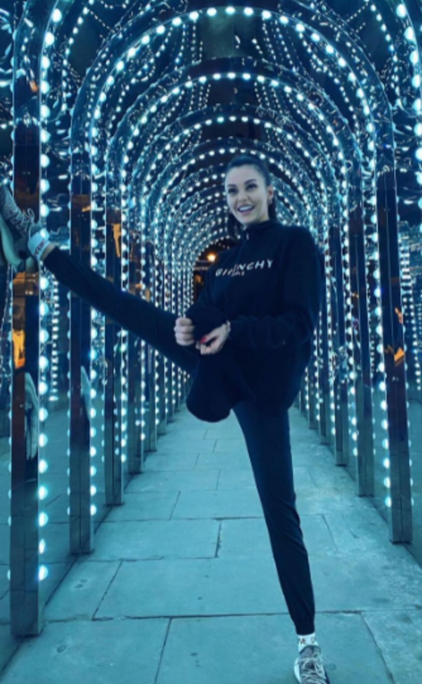 Tuvana Türkay'ın Londra pozu dikkat çekti!