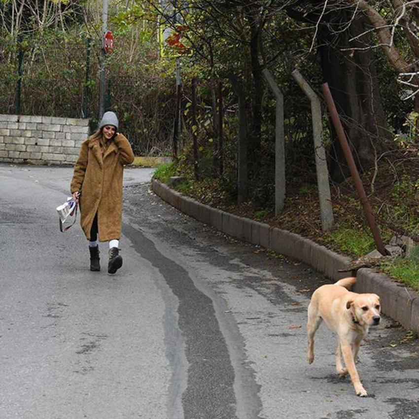 Merve Oflaz makyajsız yakalandı! Yüzünü sakladı ama... 