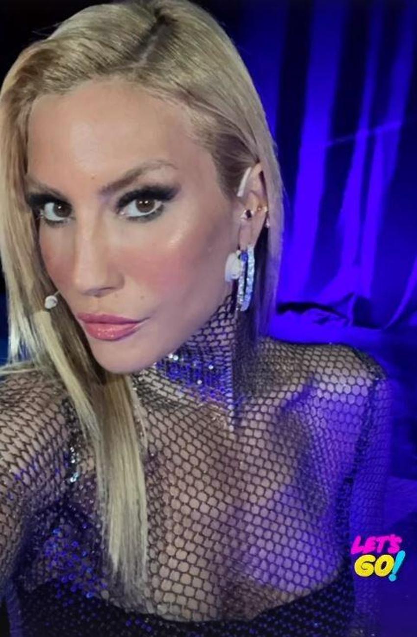 Çağla Şıkel transparan yırtmaçlı elbisesiyle geceye damga vurdu!