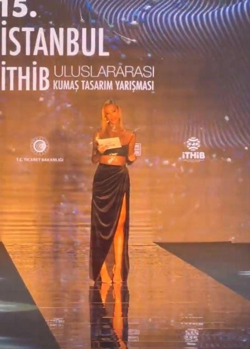 Çağla Şıkel transparan yırtmaçlı elbisesiyle geceye damga vurdu!