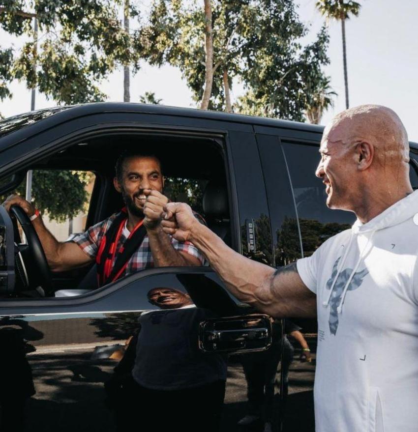 Dwayne Johnson hayranına kendi aracını hediye etti! 'Daha iyisine layıksın'