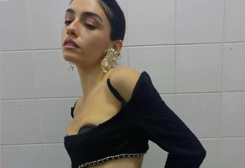Hazar Ergüçlü sırt dekoltesiyle beğeni topladı