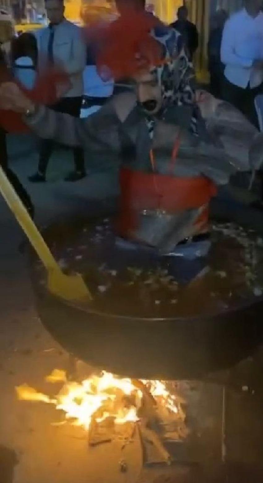 Görenler şaşkına döndü! Resmen eziyet: Kafasına motor yağı döküp kazanda kaynattılar