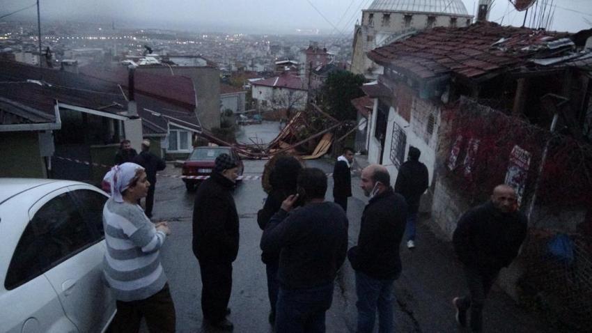 Birçok ilde fırtına hayatı felç etti! Çok sayıda ölü ve yaralı var, bir alarm daha verildi! Valilikler son dakika açıkladı...