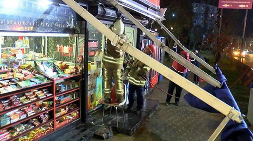 Birçok ilde fırtına hayatı felç etti! Çok sayıda ölü ve yaralı var, bir alarm daha verildi! Valilikler son dakika açıkladı...