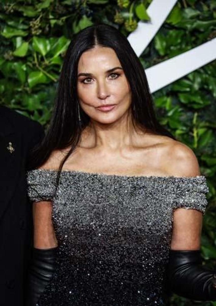 Demi Moore yüzündeki değişim ile şoke etti!