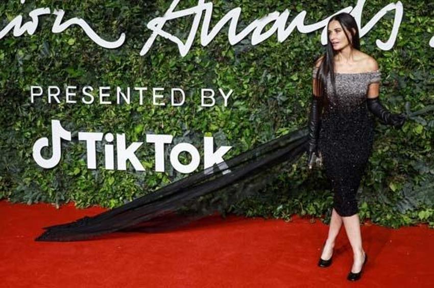 Demi Moore yüzündeki değişim ile şoke etti!