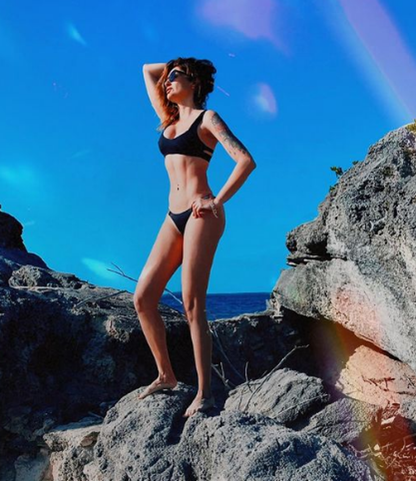Bilge Öztürk, kendisinden 22 yaş küçük sevgilisiyle tatilde! Bikinili pozları...