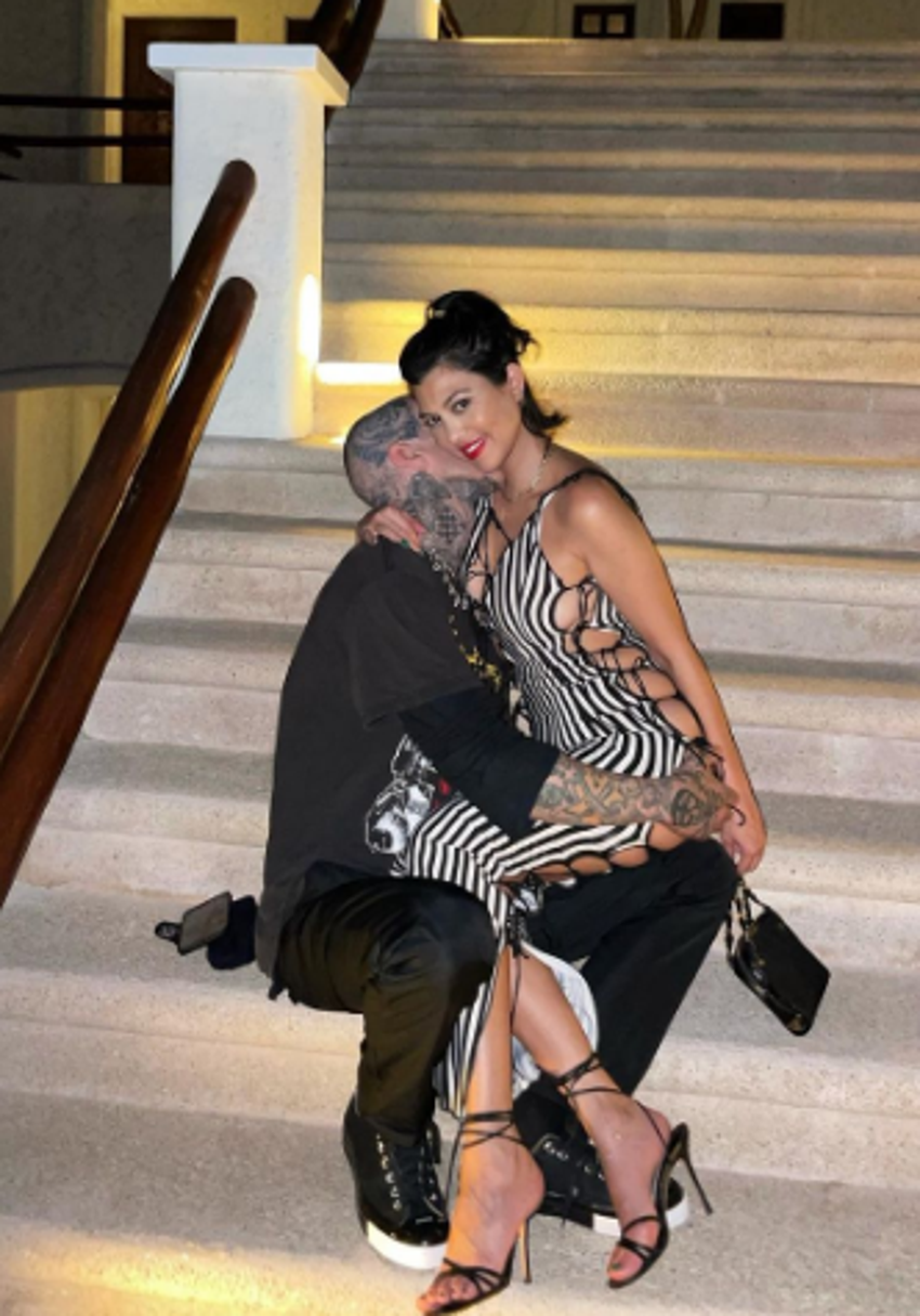 Kourtney Kardashian havuzda aşka geldi! 