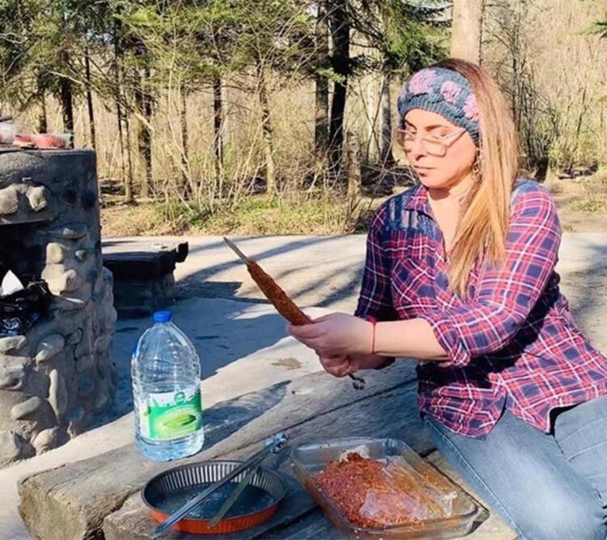 Seher Dilovan: Sahnede aşırı dekolte giyenler sağlıklı bir ruh halinde değil