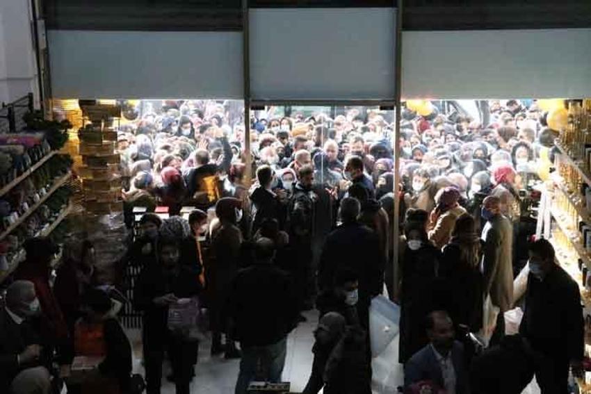 AVM açılışında izdiham: 'Dolara inat indirime gittik'