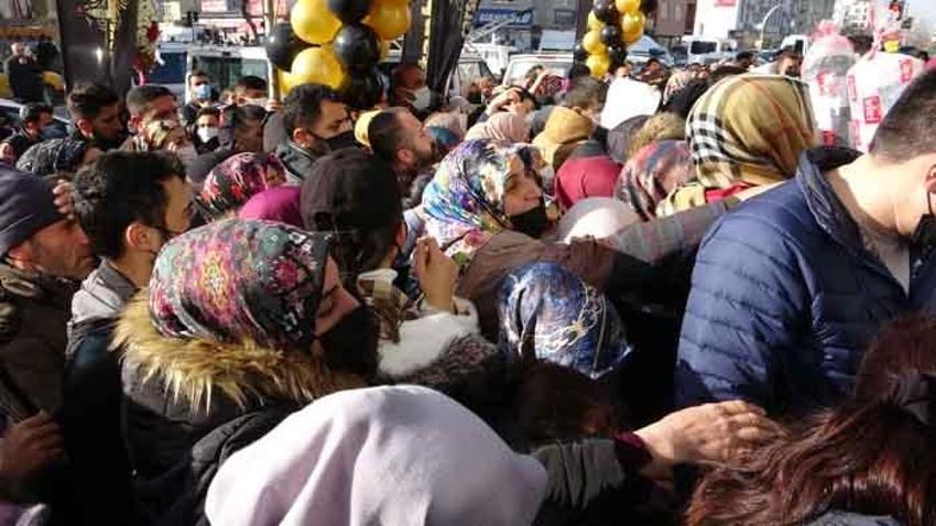AVM açılışında izdiham: 'Dolara inat indirime gittik'