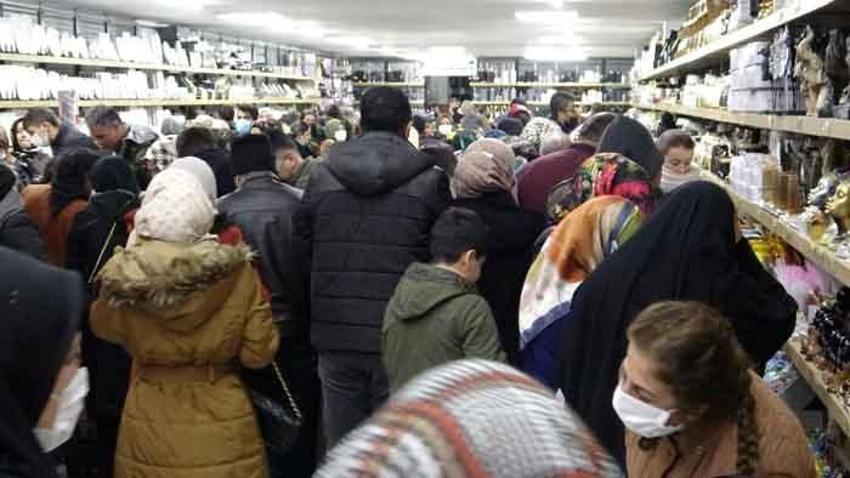 AVM açılışında izdiham: 'Dolara inat indirime gittik'