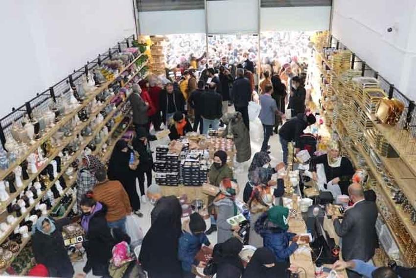 AVM açılışında izdiham: 'Dolara inat indirime gittik'