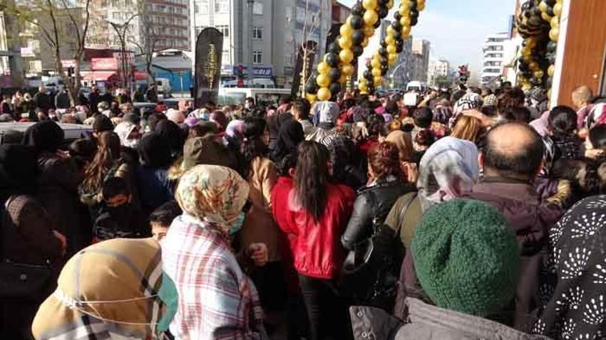 AVM açılışında izdiham: 'Dolara inat indirime gittik'