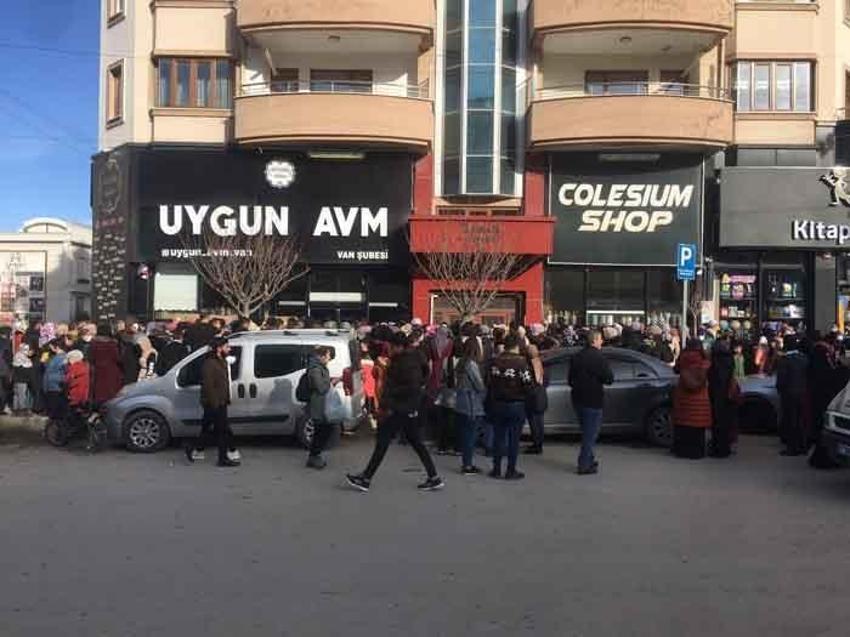 AVM açılışında izdiham: 'Dolara inat indirime gittik'