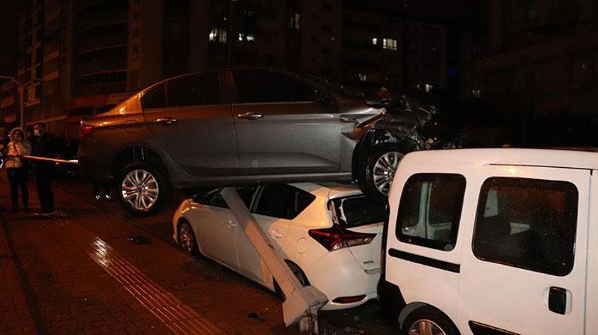 Üç araca çarpan otomobil, dördüncü aracın üstünde asılı kaldı