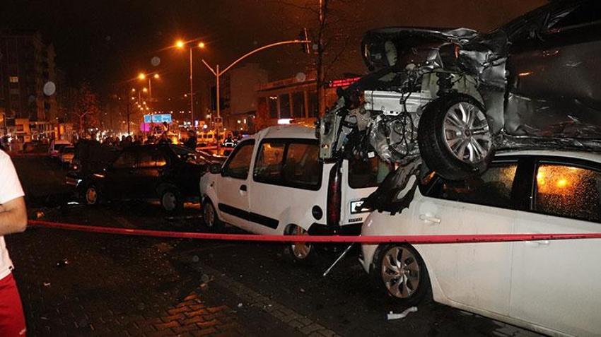 Üç araca çarpan otomobil, dördüncü aracın üstünde asılı kaldı