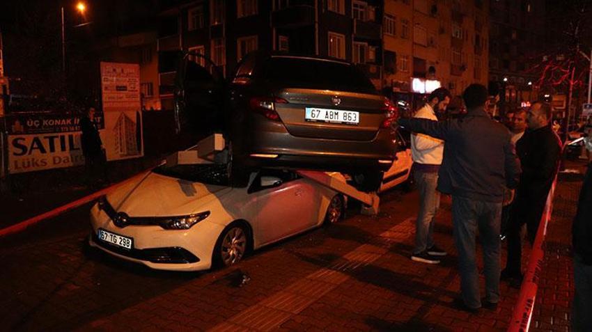 Üç araca çarpan otomobil, dördüncü aracın üstünde asılı kaldı