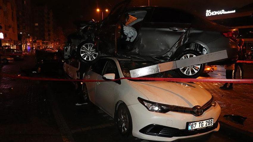 Üç araca çarpan otomobil, dördüncü aracın üstünde asılı kaldı