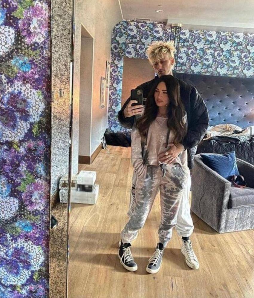 Machine Gun Kelly: Megan Fox'u etkilemeye çalışırken kendime bıçak sapladım