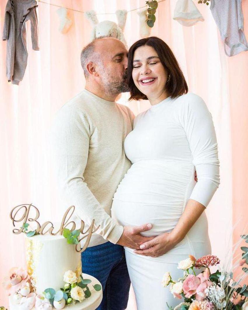 Bergüzar Korel bebeğiyle ilk fotoğrafını paylaştı!