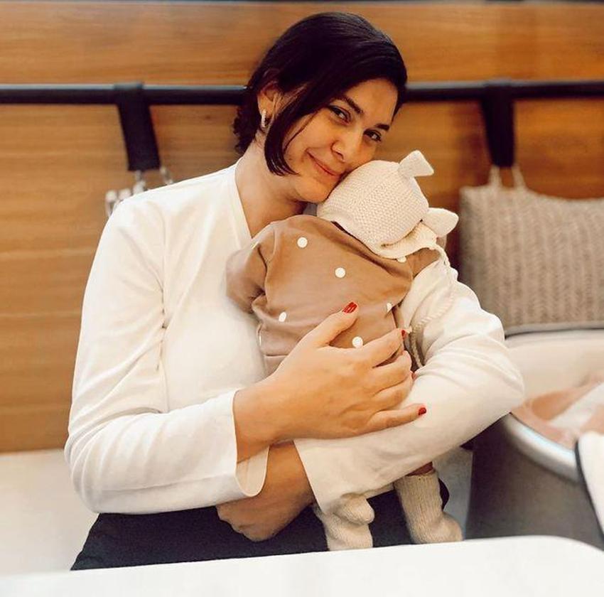 Bergüzar Korel bebeğiyle ilk fotoğrafını paylaştı!
