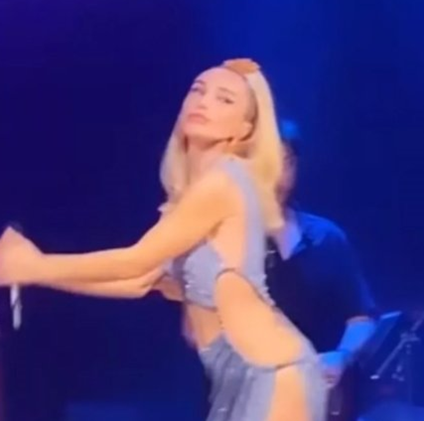 Gülşen sahne kıyafetiyle yine sınırları zorladı! Hayranları ikiye bölündü...