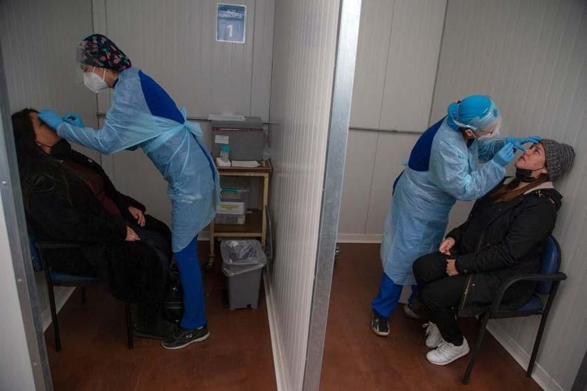 Omicron varyantını tespit eden doktor virüste görülen 'olağan dışı' semptomu açıkladı