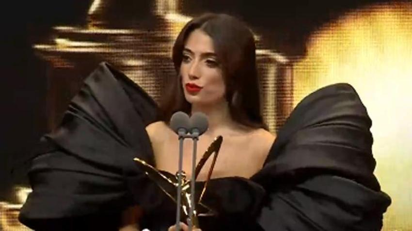 En İyi Kadın Influencer ödülünü alan Rachel Araz'ın kıyafeti ti'ye alındı!