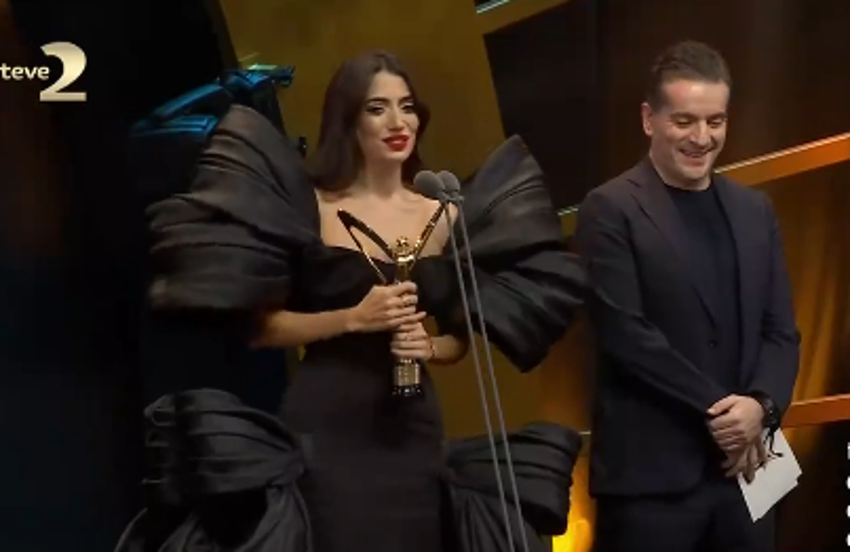 En İyi Kadın Influencer ödülünü alan Rachel Araz'ın kıyafeti ti'ye alındı!