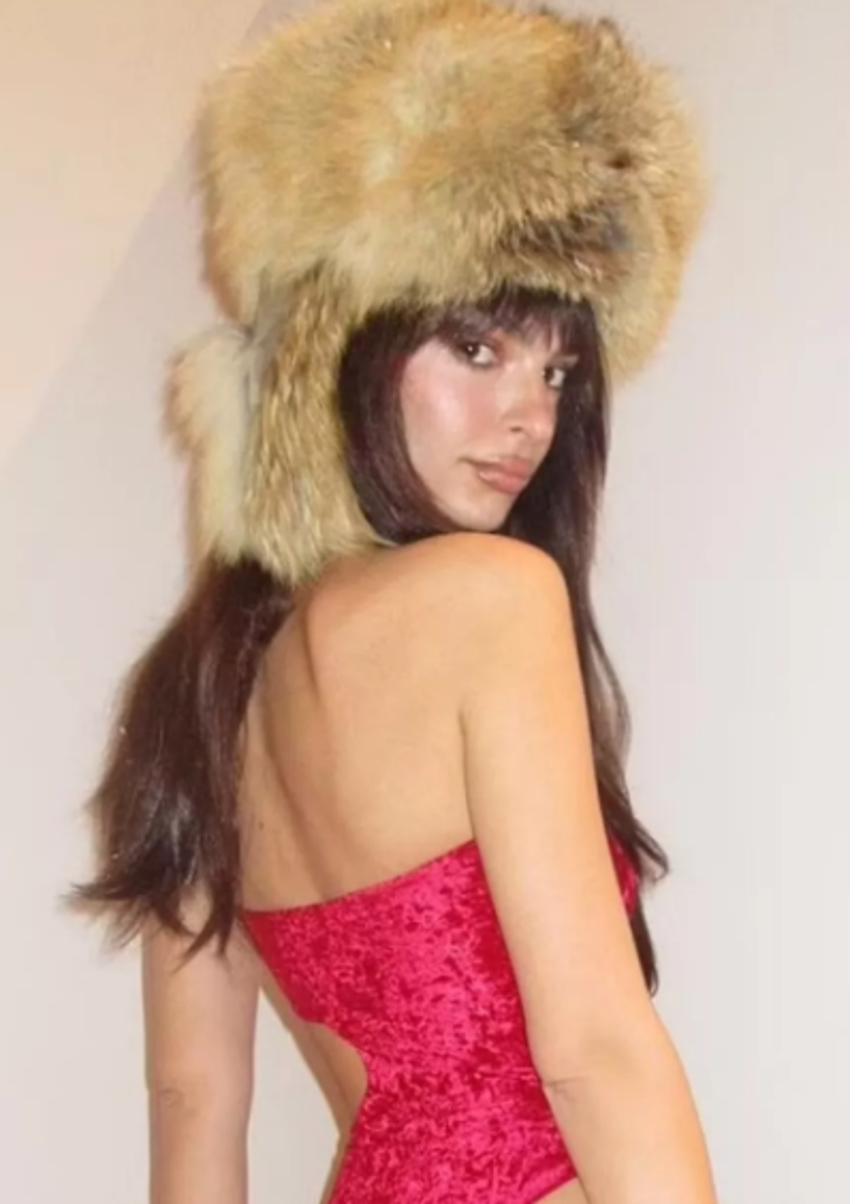 Emily Ratajkowski, kırmızı mayosuyla Instagram’ı salladı!