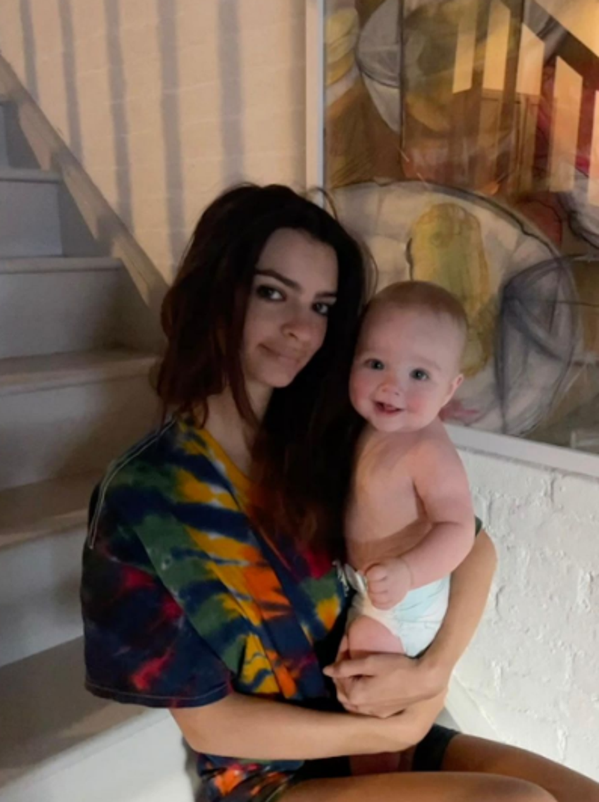 Emily Ratajkowski, kırmızı mayosuyla Instagram’ı salladı!