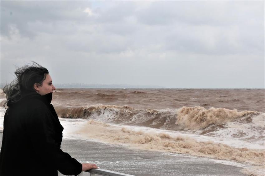 Dünya ünlü Konyaaltı sahilinde denizin rengi kahverengiye döndü