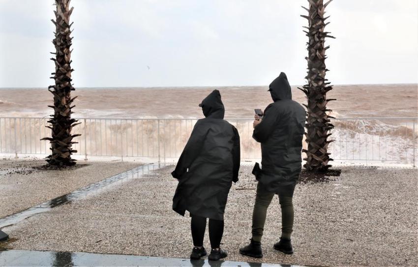 Dünya ünlü Konyaaltı sahilinde denizin rengi kahverengiye döndü