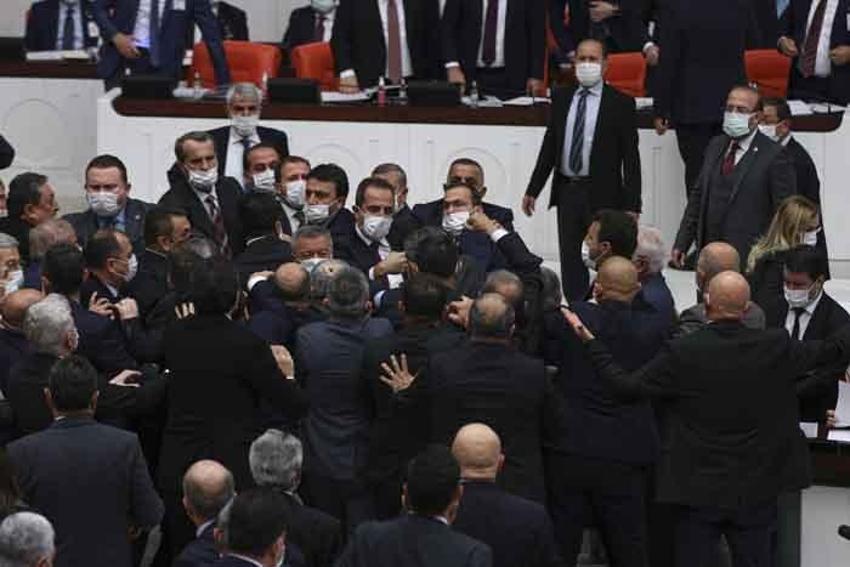 TBMM'de bütçe görüşmelerinde yumruklu kavga