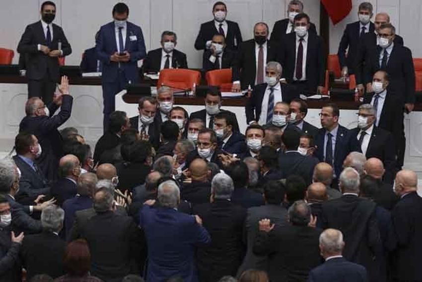 TBMM'de bütçe görüşmelerinde yumruklu kavga